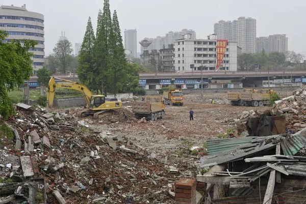 Una Excavadora Excava Los Escombros Casas Ruinas Demolidas Para Remodelación —  Fotos de Stock