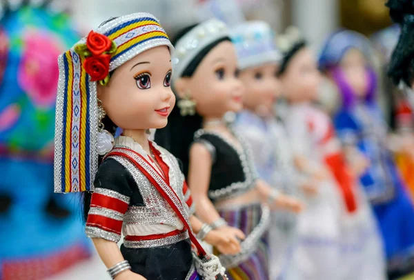 Vista Muñecas Con Ropa Tradicional China Sombreros Expuestos Durante Una — Foto de Stock