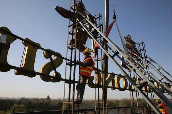 Chinese Workers Direct Crane Vehicle Remove Signboard Rooftop Building Beijing — Stock Photo, Image