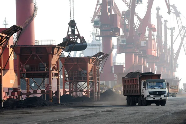 Een Grijp Emmer Brengt Geïmporteerde Kolen Een Kade Haven Van — Stockfoto