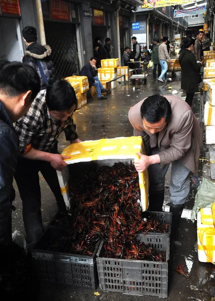 Los Compradores Chinos Descargan Cangrejos Río Una Caja Cestas Mercado — Foto de Stock