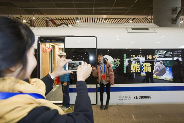 Passageiro Posa Para Fotos Frente Trem Bala Crh China Railway — Fotografia de Stock