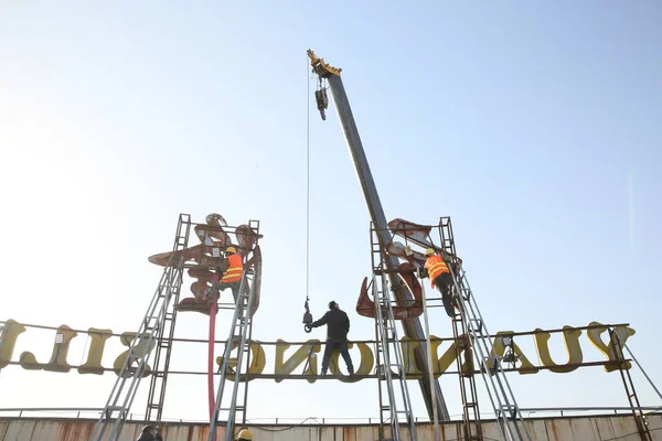 Trabajadores Chinos Dirigen Vehículo Grúa Para Retirar Letrero Azotea Edificio —  Fotos de Stock