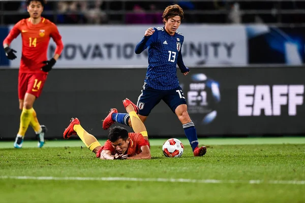 Doi Shoma Direita Japão Chuta Bola Para Fazer Passe Contra — Fotografia de Stock