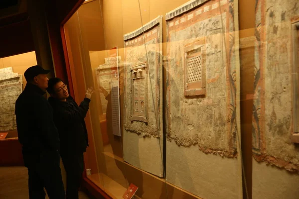Besucher Betrachten Antike Wandmalereien Aus Alten Gräbern Verschiedener Dynastien Die — Stockfoto