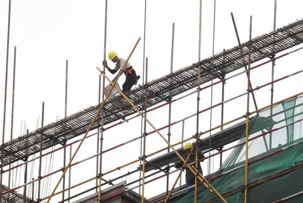 Chinesische Wanderarbeiter Bauen Gerüste Auf Der Baustelle Eines Wohnprojekts Der — Stockfoto