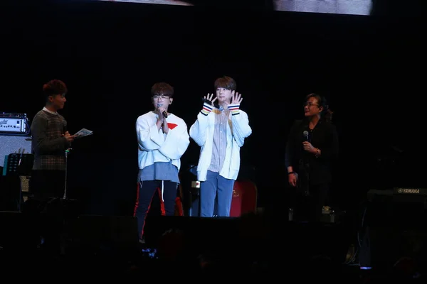 番目の左 および新ヘソン 右から 韓国少年グループ神話 シンファ の出席 香港のファン ミーティング イベント 2017 — ストック写真