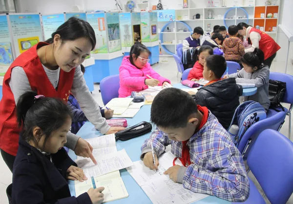 Voluntário Instrui Estudantes Chineses Fazer Lição Casa Uma Comunidade Cidade — Fotografia de Stock