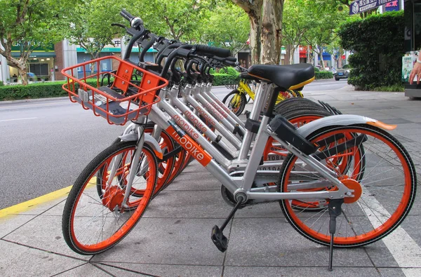 Fahrräder Des Chinesischen Fahrradverleihdienstes Mobike Stehen Auf Einer Straße Shanghai — Stockfoto