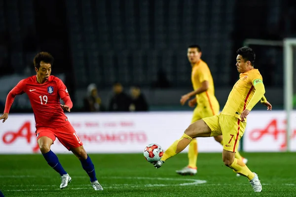 Zhao Xuri Right China Kicks Ball Make Pass Yeom Kihun — Stock Photo, Image