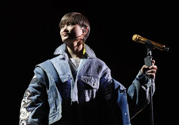 Κινεζικό Τραγουδιστή Yuchun Chris Lee Εκτελεί Μια Συναυλία Για Κυκλοφορήσει — Φωτογραφία Αρχείου
