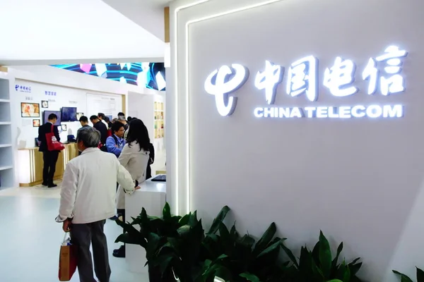 Ember Látogat China Telecom Állvány Alatt Egy Kiállítás Sanghaj Kína — Stock Fotó