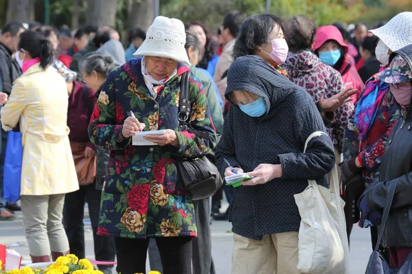 2017年10月22日 中国东北辽宁省沈阳市举行配对活动 中国父母观看未婚人士的个人信息并拍照 — 图库照片