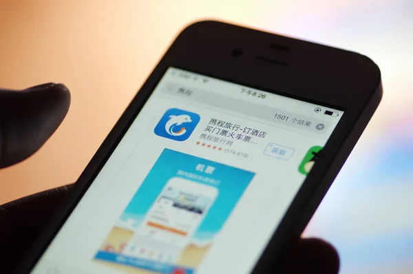 Ein Handynutzer zeigt eine Ikone des chinesischen Online-Reisebüros ctrip im App Store auf seinem Smartphone in der Stadt ji 'nan in der ostchinesischen Provinz shandong, 10. Oktober 2017 — Stockbild Ein Handynutzer Zeigt Eine Ikone Des Chinesischen Online Reisebüros Ctrip — Stockfoto