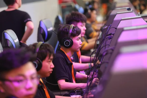 Visitors Play Online Games 15Th China Digital Entertainment Expo Also — Stock Photo, Image