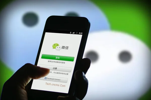 Ein Handynutzer Benutzt Die Messaging App Weixin Oder Wechat Von — Stockfoto