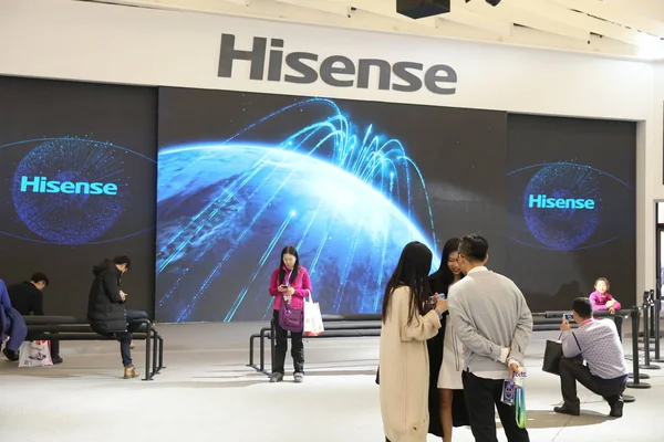 Människor Besöker Montern Hisense Apparaten Electronics World Expo 2017 Awe — Stockfoto