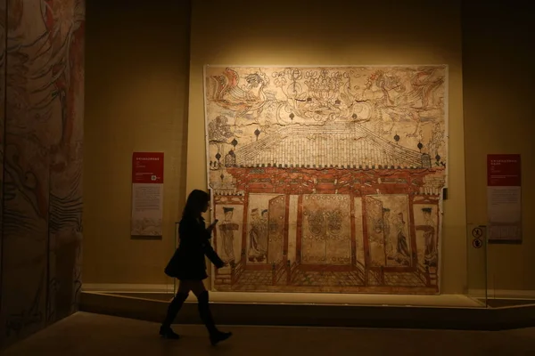 Visitante Pinturas Parede Antigas Túmulos Antigos Várias Dinastias Exposição Durante — Fotografia de Stock