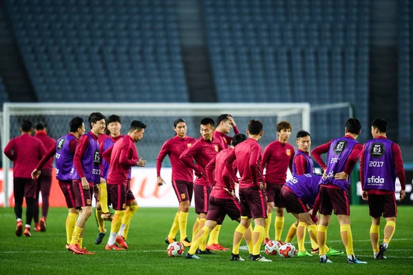 Graczy Chiński Krajowych Mężczyzn Piłce Nożnej Wziąć Udział Sesji Szkoleniowej — Zdjęcie stockowe