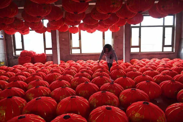 Travailleur Chinois Fabrique Des Lanternes Rouges Pour Prochaine Fête Nationale — Photo