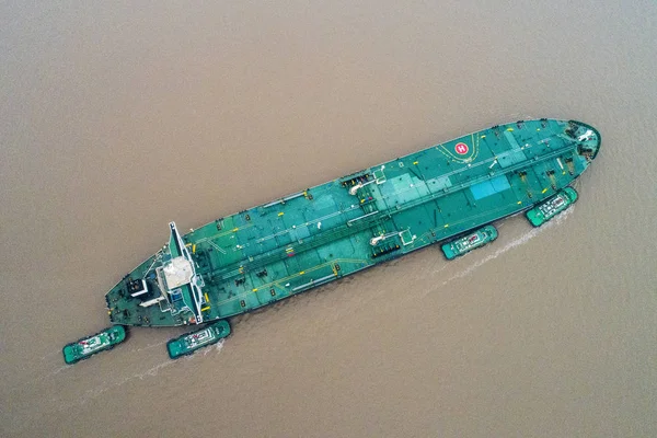 Holowanie Tugboats 300 000 Tonę Ropy Naftowej Zbiornikowiec Ioanna Doku — Zdjęcie stockowe