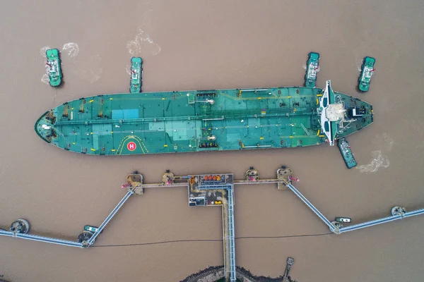 Rimorchiatori Attraccano Petroliera Ioanna 300 000 Tonnellate Nel Porto Zhoushan — Foto Stock
