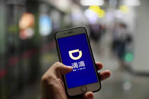 Utilizator Telefon Mobil Chinez Utilizează Aplicația Mobilă Taxi Hailing Serviciu — Fotografie, imagine de stoc