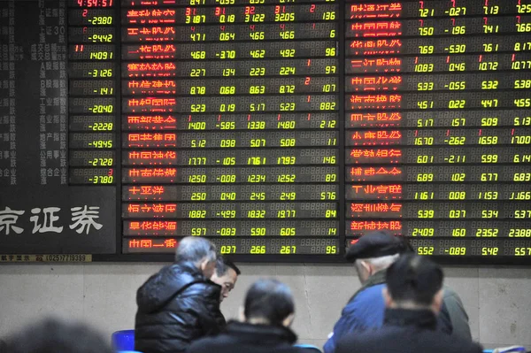 Concerned Chinese Investors Talk Front Stock Index Prices Shares Red — Stock Photo, Image