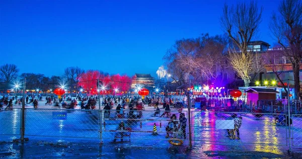 Tourists Ice Skate Frozen Lake Shichahai Scenic Area Beijing China — Stock Photo, Image