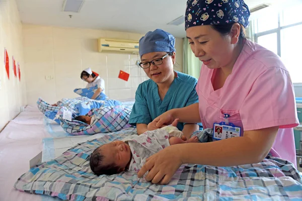 Kínai Ápolók Vigyázni Újszülöttek Egy Szülési Kórházban Huainan Város Kelet — Stock Fotó