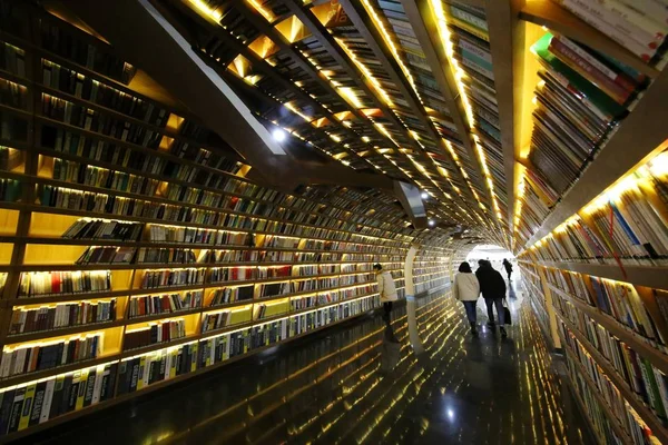 Vista Interior Del Canal Del Lector Lleno Libros Biblioteca Universitaria — Foto de Stock