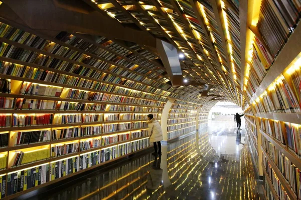 Внутренний Вид Читательского Канала Наполненный Книгами Библиотеке Колледжа Чжэнчжоуского Делового — стоковое фото