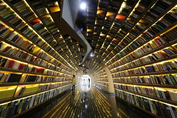 Vista Interior Del Canal Del Lector Lleno Libros Biblioteca Universitaria —  Fotos de Stock
