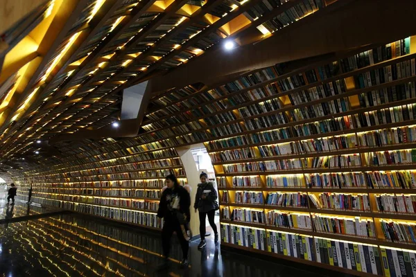 Vista Interior Del Canal Del Lector Lleno Libros Biblioteca Universitaria — Foto de Stock