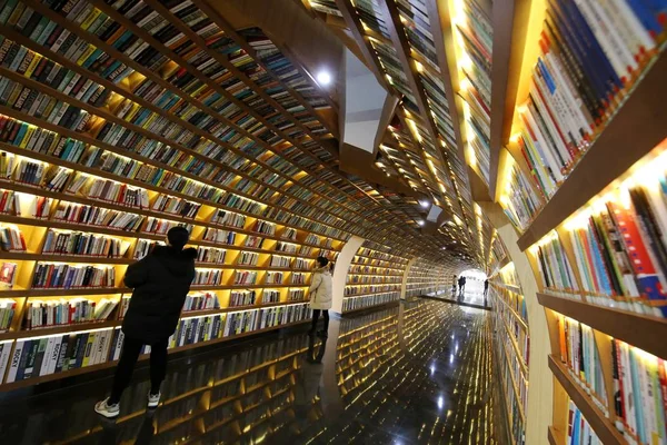 Vista Interna Del Canale Del Lettore Pieno Libri Nella Biblioteca — Foto Stock