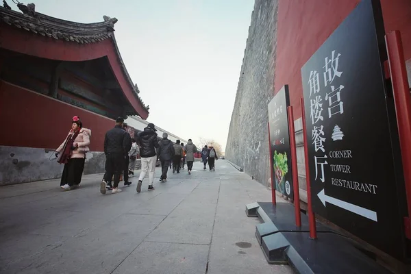 Turistas Caminham Passagem Entre Fosso Muro Cidade Proibida Também Conhecido — Fotografia de Stock
