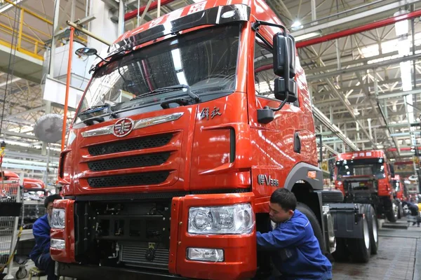 Trabalhador Chinês Monta Caminhão Linha Montagem Uma Fábrica Automóveis Cidade — Fotografia de Stock