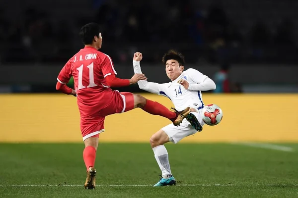 Yohan 韓国キックの東アジア サッカー選手権 2017 最終的な日本 東京都で 2017 日中にパスに対して Jong 寛の北朝鮮をするためにボールを行く — ストック写真