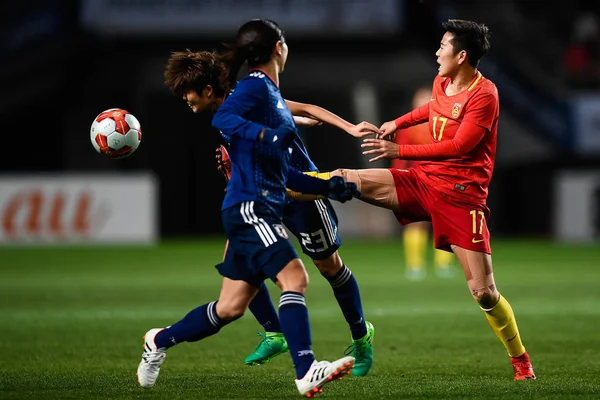 中国の東アジア サッカー選手権 2017 最終日本千葉県で 2017 日の間に日本の三宅史織に対してパスをするためにボールを蹴る — ストック写真
