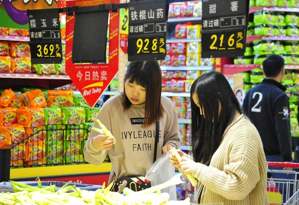 Customers Shop Vegetables Supermarket Nanjing City East China Jiangsu Province — Stock Photo, Image