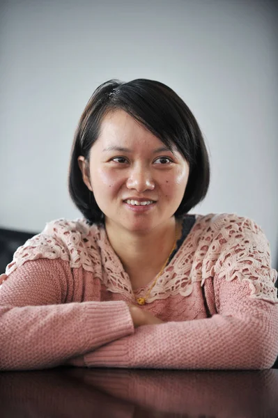 2013年3月15日 中国女孩苏明菊 在中国东部安徽省合肥市接受采访时 以一张以她脸为象征希望工程照片而闻名 — 图库照片