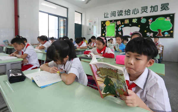 Alunos Chineses Lêem Livros Didáticos Sala Aula Uma Escola Primária — Fotografia de Stock