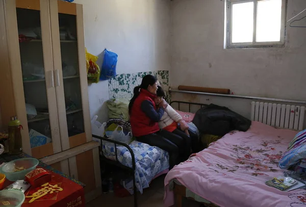 Éves Lány Xiaoqing Diagnosztizáltak Hepatoblastoma Anyja Ölelés Sírni Mint Lány — Stock Fotó