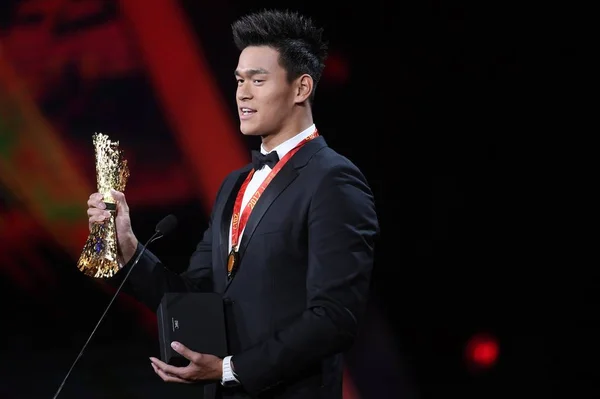 中国の水泳スターの太陽の陽は 中国での優秀な表彰式のローレウス の利益のための最高の男性の2017選手と賞を与えられた後 月2017 — ストック写真