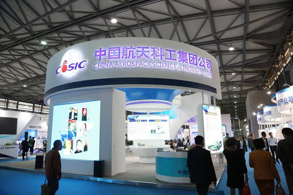 Människor Besöker Monter Casic China Aerospace Science Och Industry Corporation — Stockfoto