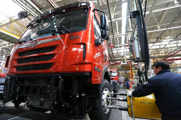 Trabajador Chino Monta Camión Línea Montaje Una Planta Automóviles Ciudad — Foto de Stock