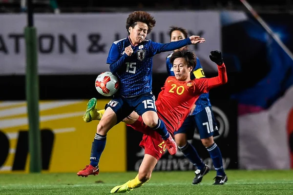 Momiki Yuka Left Japan Challenges Zhang Rui China Eaff Football — Stock Photo, Image