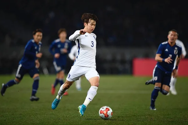 韓国のキム Jinsu 2017 東京都の味の素スタジアムで東アジア フットボール選手権最終的な日本の男子の試合中に日本に対してボールをパスします — ストック写真