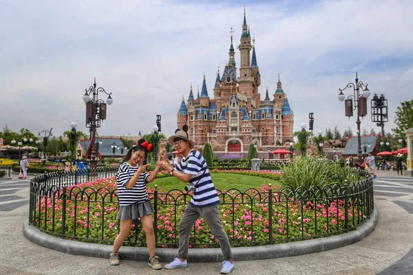 Una Pareja Posa Para Las Fotos Frente Castillo Disney Shanghai —  Fotos de Stock