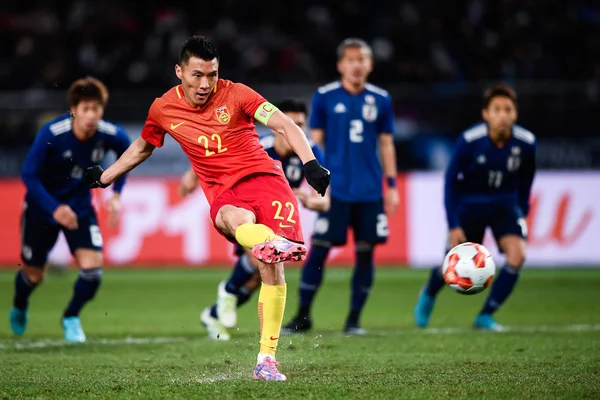 Dabao China Chuta Bola Para Atirar Contra Japão Durante Campeonato — Fotografia de Stock